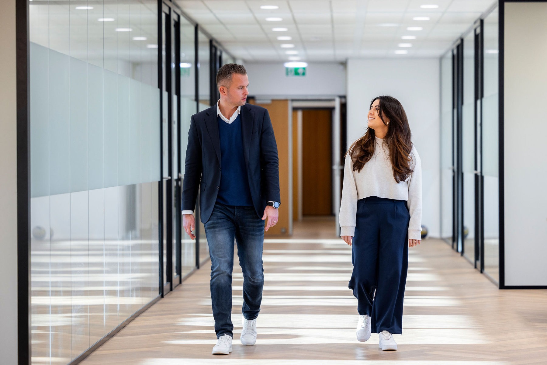 salesmanager wesley en Interimmanager Raghda lopen over de werkvloer